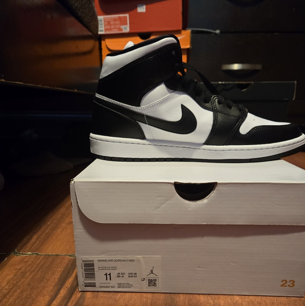 NIKE AIR JORDAN 1 Mid Panda Women's Sz 11 Black / White DV0991-101 (New)